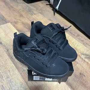 DC court graffik black sneakers 5.5Y